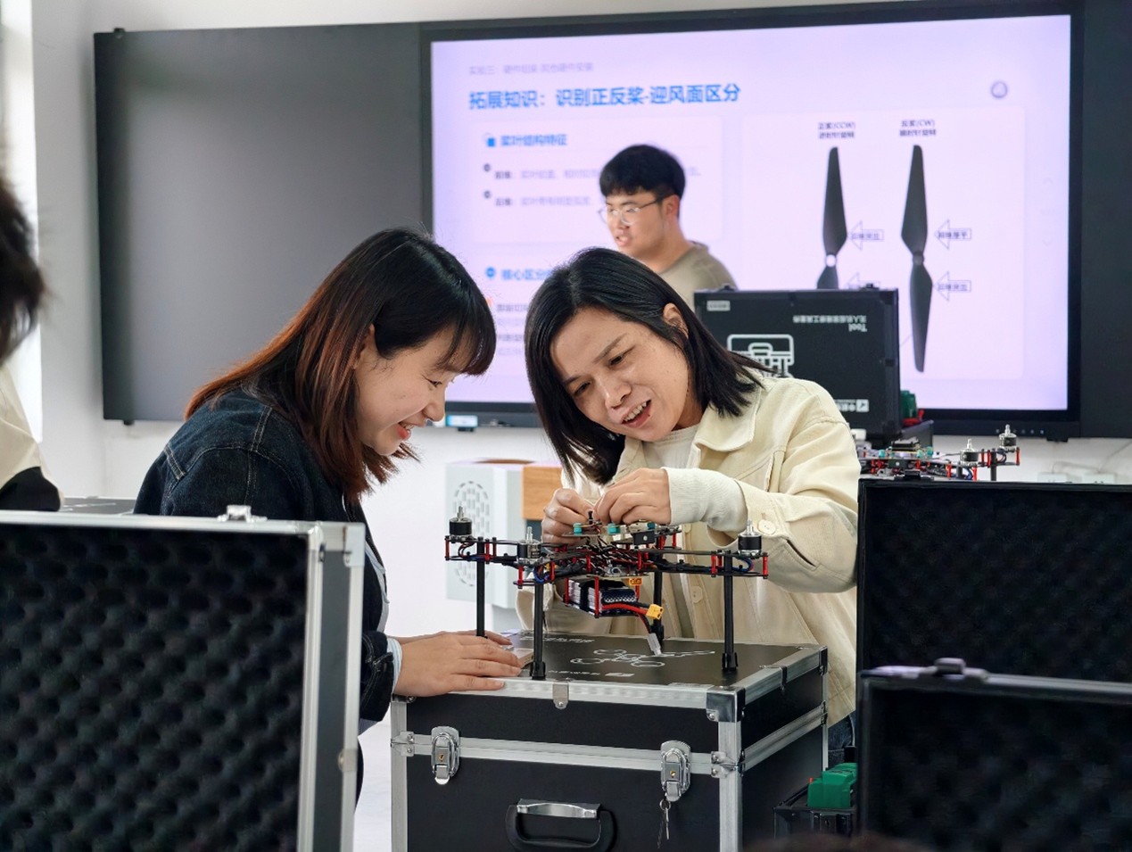 中航恒拓携手重庆市春珲人文技工学校  共建无人机应用技术教学基地